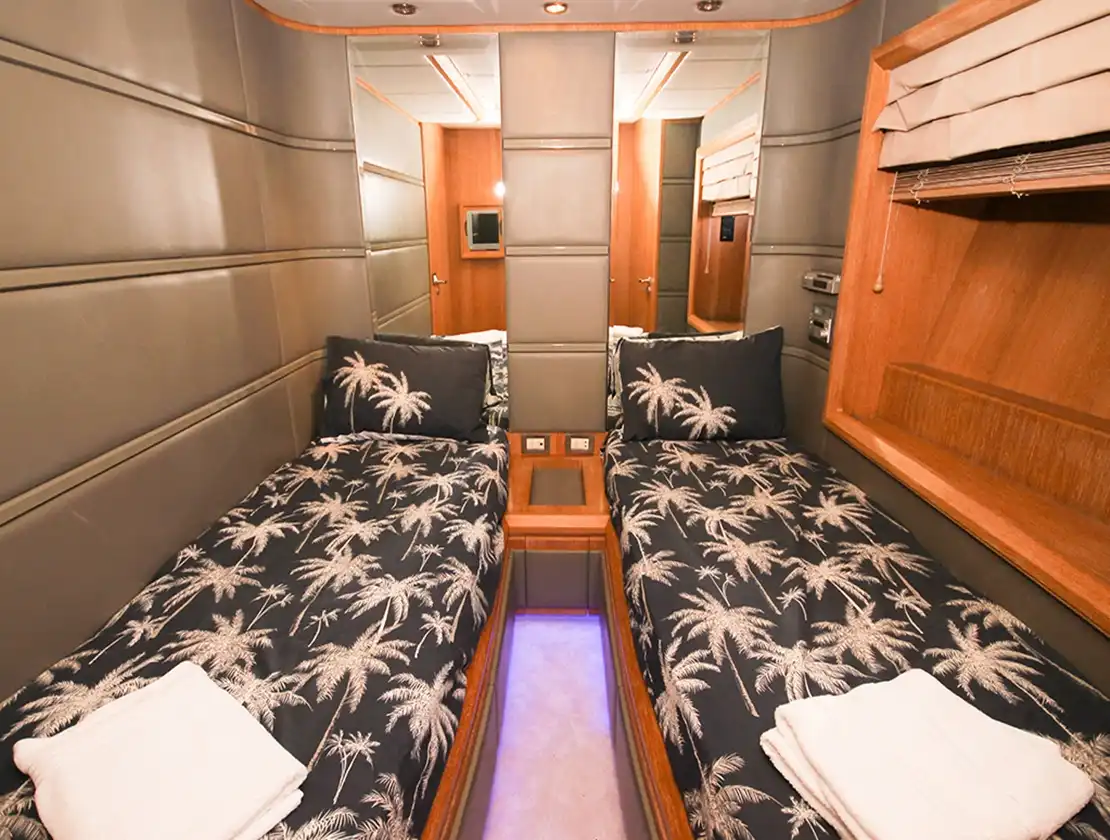 Antalya Yacht Rental Azimut Leonardo 98 